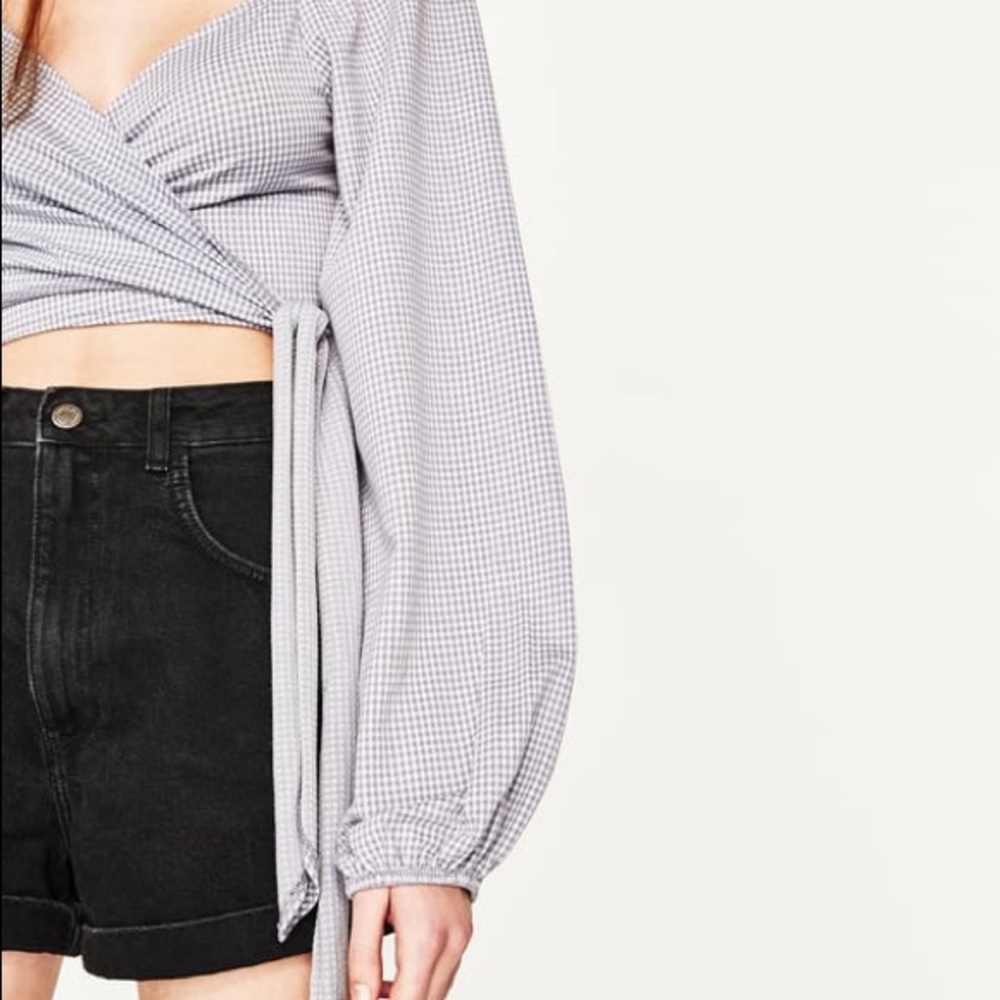 SOLD!!!!! Crop Top With Front Knot - Picture 3 of 4